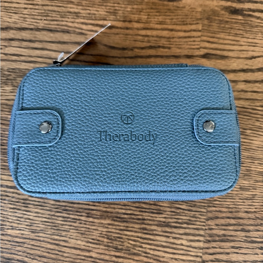 NWT Therabody x United Amenity Kit in navy blue